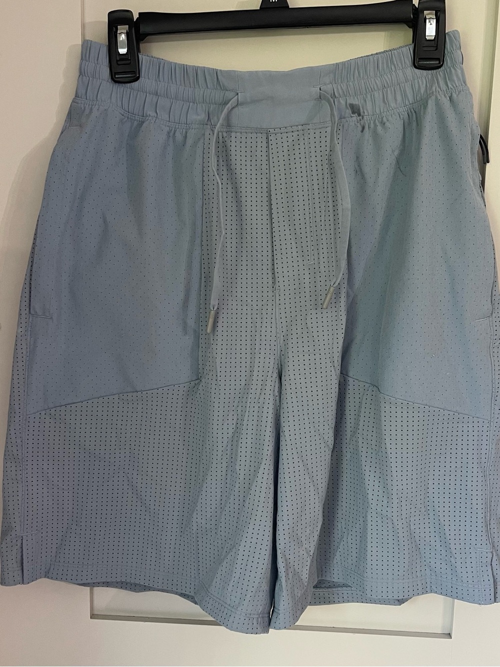 Lululemon Men’s White Athletic Shorts Lined Size Medium Blue Drawstring